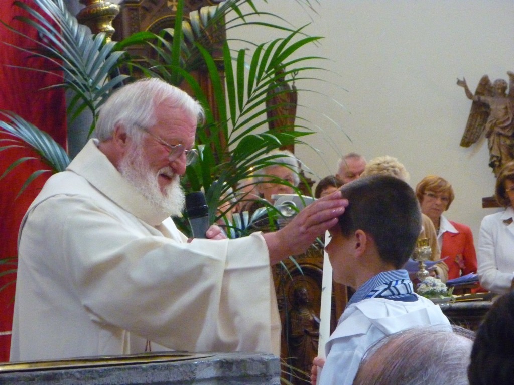 Bénédiction près des fonts baptismaux lors d’une Profession de foi.