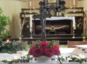 Crucifix posé sur l'autel
