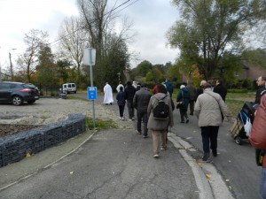 Procession à travers les rues du village de Bassenge
